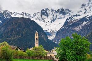 soglio. pueblo de los alpes suizos. en el valle de bregaglia, cantón de los grisones