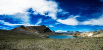 panorama del lago nlue de alta montaña foto