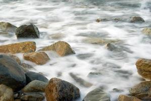 turbulencia de agua de mar y rocas en la costa