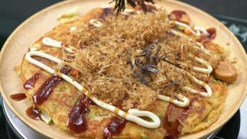 poner algas en la pizza japonesa u okonomiyaki