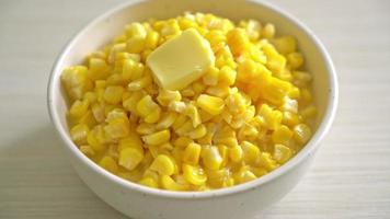 maíz con mantequilla o maíz dulce con mantequilla video
