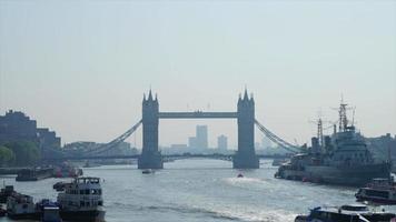 Pont de la tour timelapse avec la rivière Thames dans la ville de Londres, Royaume-Uni