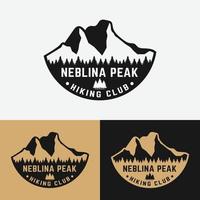 montaña de neblina pico aventura senderismo plantilla de diseño de logotipo vintage vector