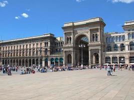 La plaza del Duomo en Milán, Italia foto