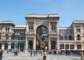 La plaza del Duomo en Milán, Italia foto