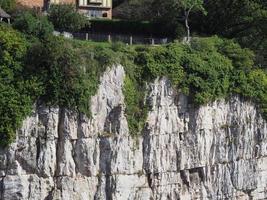 Acantilados blancos del río Wye en Chepstow, Reino Unido foto