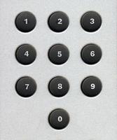 Dígitos numéricos en un teclado con botones de goma sobre fondo de metal gris foto