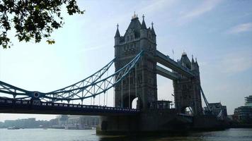 Timelapse Tower Bridge en la ciudad de Londres, Inglaterra, Reino Unido. video