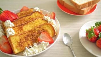 tostada francesa con fresas frescas y nata montada video