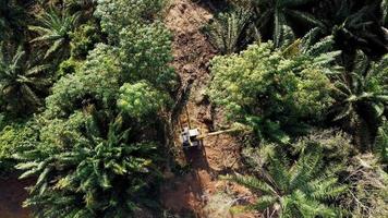 Antena mirando hacia abajo el desmonte de la tierra por excavadora video