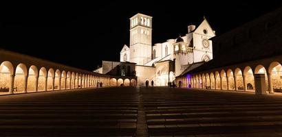 Basílica de Asís por la noche, región de Umbría, Italia. la ciudad es famosa por la basílica italiana más importante dedicada a st. francis - san francesco. foto