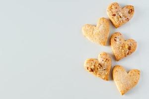 Patrón de galletas en forma de corazón sobre un fondo blanco. foto