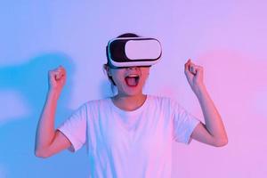 Retrato de joven asiática con gafas de realidad virtual foto