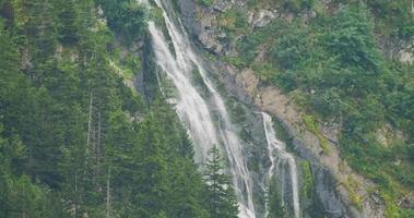 paisagem com floresta e cachoeira nas montanhas romenas video