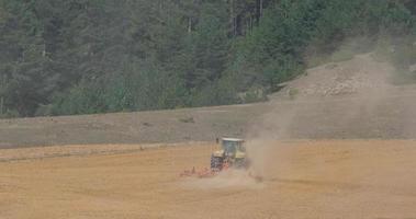 tractor ara un campo cerca del bosque video