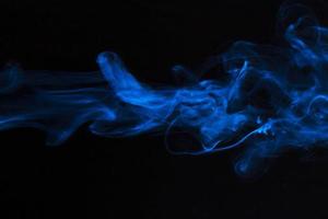 superposición de humo azul textura movimiento fondo negro foto