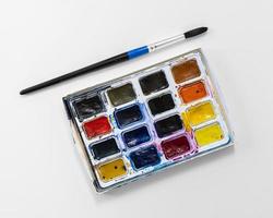 vista superior caja de paleta de colores usada pincel de pintura foto
