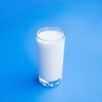 vaso de leche fresca llena foto