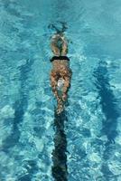 piscina de agua de natación nadador masculino de alto ángulo foto