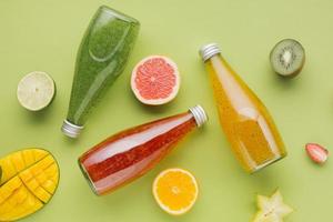 botellas de jugo de colores rodajas de fruta