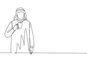 dibujo de línea continua única de jóvenes empresarios musulmanes sosteniendo una taza de café mientras camina en la oficina. tela árabe del medio oriente shmagh, kandura, thawb, bata. ilustración de diseño de dibujo de una línea vector