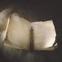 pluma de tinta de cuaderno antiguo de humo