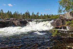 trollforsen rapid en el río pite en el norte de suecia.