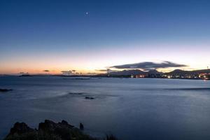 por la tarde, el mar golpeó las rocas foto