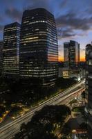 Vista aérea de los edificios de oficinas comerciales en la avenida Juscelino Kubitschek, con la puesta de sol de fondo en el lado sur de la ciudad de Sao Paulo. foto