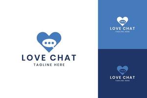 diseño de logotipo de espacio negativo de chat de amor vector