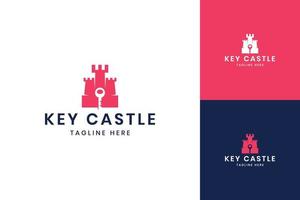 diseño de logotipo de espacio negativo de castillo clave vector