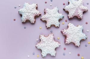 Galletas de jengibre de Navidad sobre fondo rosa foto