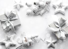 adornos navideños y cajas de regalo. foto