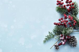 composición navideña con ramas de abeto nevado foto