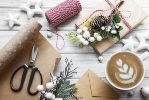 tarjeta de navidad y feliz año nuevo con taza de café foto