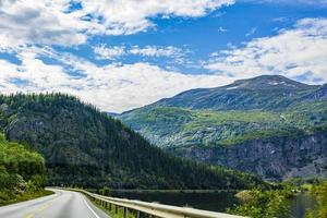 Conduciendo por Noruega en verano con vistas a las montañas y al fiordo foto