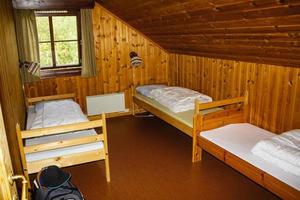 decoración de interiores de vacaciones de cabaña. dormitorio con camas en noruega foto