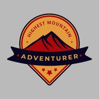 logotipo de emblema de montaña y aventura vintage vector