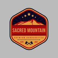 logotipo de emblema de montaña y aventura vintage vector