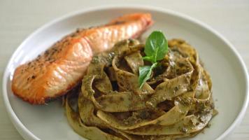 Pasta de espaguetis fettuccine al pesto casero con salmón a la parrilla video