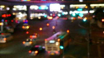 onscherp van uitzicht op de stad 's nachts verkeerslichten video