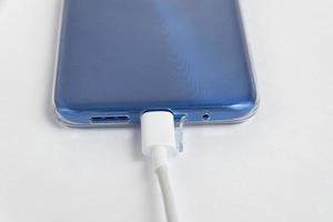 teléfono celular azul conectado al tipo de cable usb - cargando foto