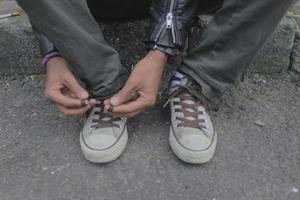 alguien atando los cordones de los zapatos foto