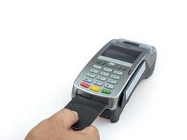 Deslizar el terminal de pago con tarjeta de crédito sobre fondo blanco, lector de tarjetas de crédito, concepto de finanzas.