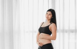 mujer asiática embarazada de dos meses