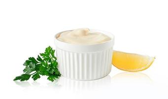 tazón de mayonesa con limón y perejil aislado en blanco con trazado de recorte. elemento de diseño para etiqueta de producto, impresión.