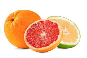 composición de pomelo, naranja y frutas dulces aisladas sobre fondo blanco. foto