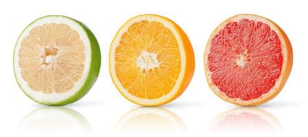 frutas cítricas mitades colección de pomelo, naranja y cariño aislado sobre fondo blanco. foto