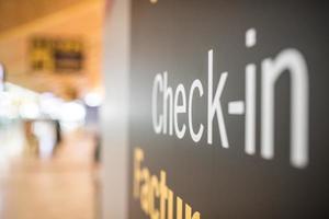 aeropuerto dentro de la terminal y mostrador de facturación foto