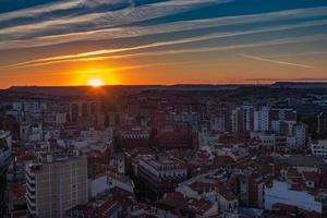 Puesta de sol sobre la ciudad de Valladolid en España desde el aire foto